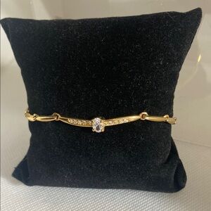 Elegant Gold Bracelet with Crystal Accents